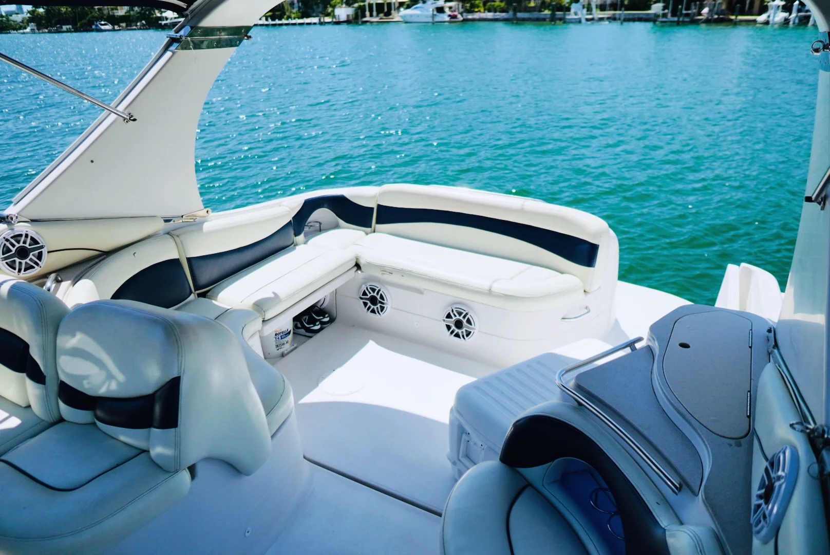 40ft Larson Gordita seating area